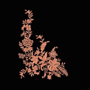 Puede incluir: Un diseño floral detallado en color cobre, con rosas, lirios y otras flores y hojas. El diseño se establece sobre un fondo negro sólido, creando un contraste llamativo. Los intrincados detalles tipo bordado dan una apariencia texturizada.