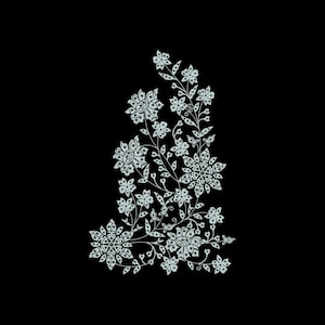 Può includere: Un elaborato motivo floreale in azzurro su sfondo nero. Il design presenta molteplici fiori e foglie, creando un motivo delicato e complesso. Adatto per tessuti o carta da parati.