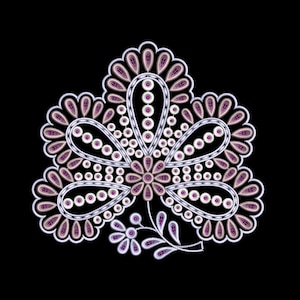 Könnte beinhalten: Gesticktes Blumenmotiv mit symmetrischer Anordnung von Blütenblättern und Blättern. Das Design verwendet weiße, violette und rosa Garne auf schwarzem Hintergrund. Die komplizierten Details umfassen kleine Perlen und zarte Nähte.