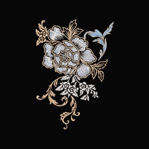 Può includere: Un design floreale ricamato con un grande fiore azzurro con dettagli intricati, circondato da accenti dorati e bianchi. Il design include foglie e fiori più piccoli, su sfondo nero.
