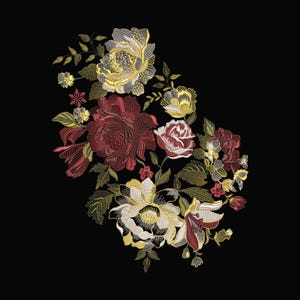 Könnte beinhalten: Ein gesticktes Blumendesign mit einem Blumenstrauß in Rot-, Gelb- und Weißtönen mit grünen Blättern. Das Design ist vor einem schwarzen Hintergrund platziert und zeigt die komplizierten Details der Stickerei.