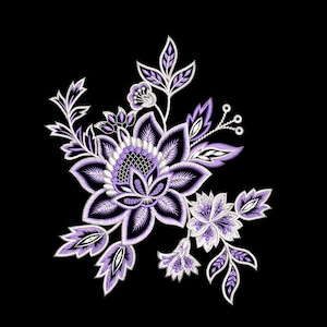 Puede incluir: Diseño floral bordado con una gran flor central con pétalos morados y un centro blanco, rodeada de flores y hojas más pequeñas. El diseño se presenta sobre un fondo negro, mostrando los intrincados detalles del bordado.