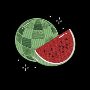 Könnte beinhalten: Gesticktes Design mit einer grünen Discokugel und einer Wassermelonenscheibe auf schwarzem Hintergrund. Die Discokugel hat ein Schachbrettmuster, und die Wassermelonenscheibe hat schwarze Kerne und eine weiße Schale. Weiße Sternschnuppen sorgen für Glanz.