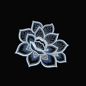 Puede incluir: Un diseño floral detallado en tonos de azul y blanco, sobre un fondo negro. La flor presenta intrincados patrones de pétalos y un diseño central, creando un llamativo contraste visual. El diseño es simétrico y parece haber sido creado digitalmente.
