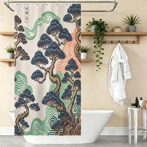 Puede incluir: Cortina de ducha con un diseño de inspiración asiática. Presenta árboles estilizados en tonos azules, marrones y dorados sobre un fondo crema. El diseño incluye patrones de olas verdes y melocotón, creando una estética serena y artística.