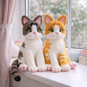 Patrón de gato a crochet en PDF para descarga instantánea, tutorial de gatito amigurumi realista, peluche de gato sentado, atigrado negro y naranja, regalo para amantes de los gatos.