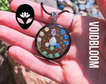 Pools of Creation: bedwelmend opaal amulet met echte opalen + heilige geometrie + houten basis