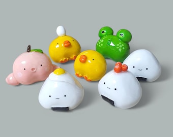 Mini statuetta in pasta polimerica: pesca, pulcino, rana e onigiri
