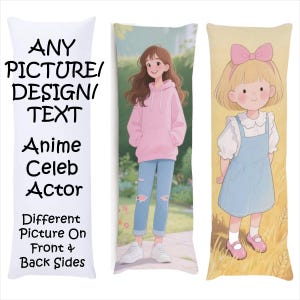 Op de afbeelding: Drie lange, rechthoekige lichaamskussens. Eén kussen is wit met zwarte tekst: "ANY PICTURE/ DESIGN/ TEXT Anime Celeb Actor Different Picture On Front & Back Sides." De andere twee kussens tonen anime-stijl illustraties van jonge vrouwen.
