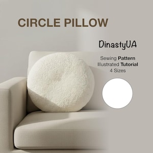 Può includere: Un cuscino rotondo color crema con una superficie strutturata poggia su un divano color crema. Il testo "CIRCLE PILLOW" è in alto, con "DinastyUA" e "Sewing Pattern Illustrated Tutorial 4 Sizes" sotto.