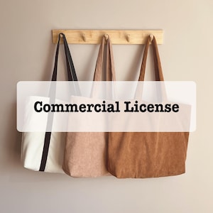 Puede incluir: Tres bolsos de mano de pana en blanco, rosa y marrón cuelgan de un estante de madera. Las bolsas tienen asas largas y forma rectangular. El texto "Commercial License" está superpuesto en la imagen.