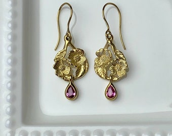 Dogwood Openwork Earrings 18k Gold with Pink Sapphires