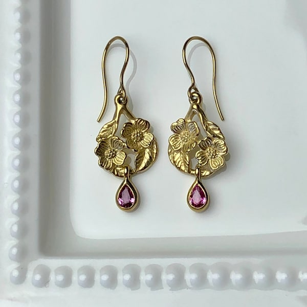 Dogwood Openwork Earrings 18k Gold with Pink Sapphires