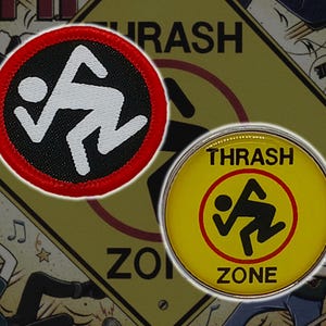 Puede incluir: Dos artículos circulares con un gráfico en blanco y negro de una figura corriendo. Uno es un parche con borde rojo, el otro un botón amarillo. Las palabras "THRASH" y "ZONE" están en la imagen. El fondo es de estilo cómic.