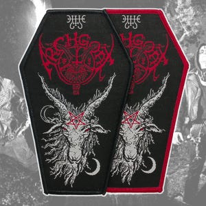 Może przedstawiać: Dwie naszywki z tkaniny w kształcie trumny na czarnym tle z czerwono-białą grafiką głowy kozła, pentagramem i napisem Archgoat. Naszywki mają haftowane krawędzie, jedną czarną i jedną czerwoną, z białym symbolem w górnej części.