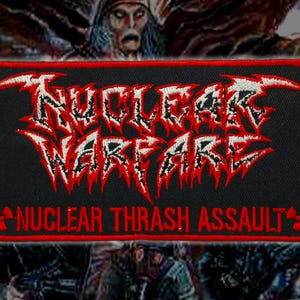 Pode incluir: Um emblema retangular bordado com fundo preto e borda vermelha. O texto NUCLEAR WARFARE está bordado em branco com contornos vermelhos. Abaixo, o texto NUCLEAR THRASH ASSAULT está em vermelho, ladeado por dois símbolos de radiação vermelhos.