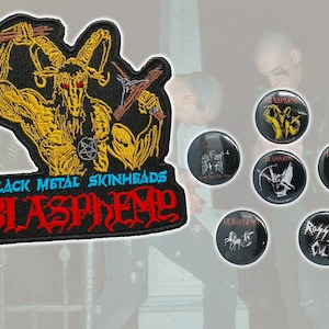 Może przedstawiać: Czarna haftowana naszywka przedstawiająca żółtą postać kozła z czerwonymi oczami, pentagram oraz napis "BLACK METAL SKINHEADS BLASPHEMY" w kolorze niebieskim i czerwonym. W zestawie znajduje się pięć okrągłych przypinek, z których każda zawiera różne czarno-białe lub żółte wzory graficzne oraz tekst związany z zespołem.