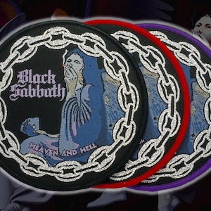 Op de afbeelding: Ronde patches met het Black Sabbath-logo en de tekst "Heaven and Hell". De patches hebben een kettingontwerp rand met een figuur die rookt. De patches hebben zwarte, rode en paarse randen.