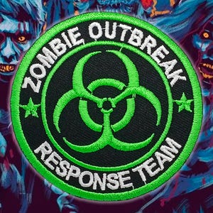 Peut inclure: Un écusson brodé circulaire présentant un symbole de risque biologique vert vif sur un fond noir. Le texte ZOMBIE OUTBREAK est arqué en haut et RESPONSE TEAM est arqué en bas en blanc, avec deux étoiles vertes sur les côtés.