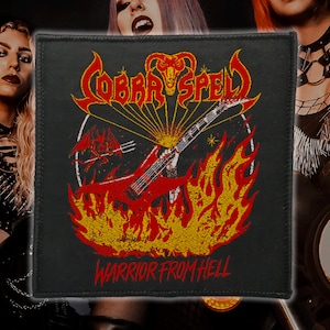 Puede incluir: Parche cuadrado negro con una guitarra eléctrica roja y llamas. El parche dice "COBRA SPELL" en amarillo y "WARRIOR FROM HELL" en rojo. El diseño está sobre un círculo blanco y un sol.