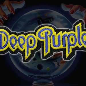 Op de afbeelding: Geborduurde patch met de tekst "Deep Purple" in geel en blauw, omrand met zwart. Het ontwerp staat tegen een donkere achtergrond met een wereldbol en handen met rode nagels.