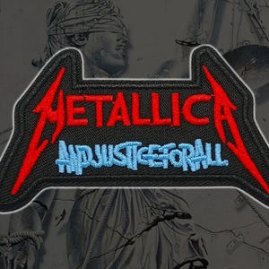 Puede incluir: Parche bordado con el nombre de la banda "METALLICA" en rojo, un diseño de rayo rojo y el texto "...AND JUSTICE FOR ALL" en azul. El parche tiene un borde negro y un fondo de estatua de la Justicia.