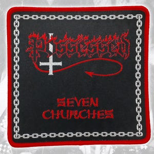 Puede incluir: Un parche bordado cuadrado con fondo negro y borde rojo. Presenta la palabra Possessed en rojo, una cruz invertida plateada y las palabras Seven Churches en rojo. Un patrón de cadena plateada bordea todo el diseño.