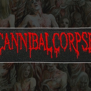Puede incluir: Un parche rectangular negro con el texto rojo "CANNIBAL CORPSE" en una fuente goteante. El parche tiene un borde blanco y está sobre un fondo de una ilustración perturbadora.