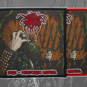 Puede incluir: Un parche bordado cuadrado con una ilustración oscura de una figura sosteniendo una horca, con texto rojo en la parte superior y el texto blanco PRE-HISTORIC METAL en la parte inferior. El parche tiene un borde negro grueso y un diseño detallado.