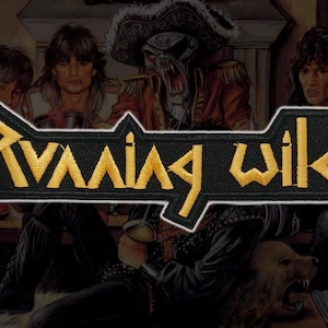 Peut inclure: Écusson brodé avec le texte "RUNNING WILD" en fil doré sur fond noir. Le patch a une forme unique et est probablement destiné à un groupe ou à des produits dérivés musicaux. L'arrière-plan présente une illustration sur le thème des pirates.