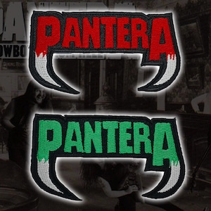 Pode incluir: Dois patches bordados com a palavra "PANTERA" em letras grossas. Um patch tem letras vermelhas com detalhes brancos, o outro verde com detalhes brancos. Ambos têm uma borda preta. Para jaquetas ou bolsas.