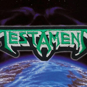 Può includere: Toppa ricamata con il nome della band "TESTAMENT" in un carattere stilizzato, verde e bianco. La toppa ha un bordo nero ed è ambientata su uno sfondo di un pianeta e un cielo stellato. Il design è audace e accattivante.