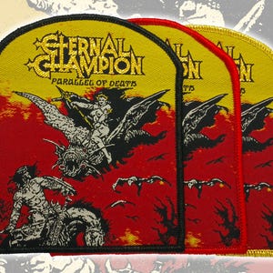 以下が含まれることがあります： ETERNAL CHAMPIONおよびPARALLEL OF DEATHの文字が入った3枚の長方形の刺繍ワッペン。翼のある生き物に乗った人物と馬に乗った戦士が描かれており、黄色、赤、黒の糸で刺繍され、縁取りが施されています。