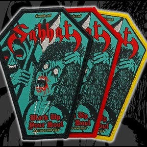 Puede incluir: Tres parches con forma de ataúd con un fondo turquesa y un diseño de terror. Los parches presentan la palabra "Sabbat" en rojo, una figura de zombi y el texto "Black Up Your Soul". Cada parche tiene un borde de diferente color: negro, rojo y amarillo.