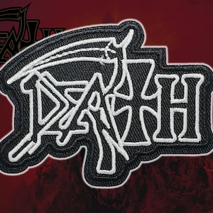 Puede incluir: Parche bordado negro con la palabra "DEATH" en una fuente estilizada, acompañado de una guadaña. El diseño es en costura blanca sobre fondo negro. Adecuado para aplicar en ropa o accesorios.