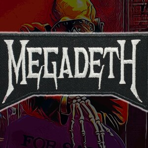 Könnte beinhalten: Schwarzer, rechteckiger Aufnäher mit dem Wort "MEGADETH" in weißer, gotischer Schrift gestickt. Der Aufnäher hat einen schwarzen Rand und ist wahrscheinlich für Kleidung oder Accessoires. Der Hintergrund ist ein dunkles, stilisiertes Bild.