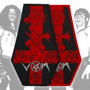 Pode incluir: Dois emblemas bordados em forma de caixão com uma cruz invertida vermelha sobre um fundo preto. O design inclui vários pentagramas, crânios espalhados e a palavra VON em letras prateadas. As bordas são finalizadas com costura preta.