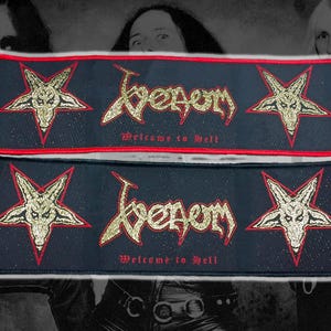 Op de afbeelding: Twee zwarte geborduurde patches met rode randen. Elke patch toont een gouden pentagram met een geitenkop en het woord "Venom" in gouden script. De tekst "Welcome to Hell" is ook inbegrepen.