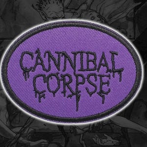 Può includere: Una toppa ricamata di forma ovale con sfondo viola e bordo nero. Il testo "CANNIBAL CORPSE" è ricamato in nero con un carattere stilizzato e gocciolante centrato sulla toppa. Il ricamo presenta una finitura testurizzata.