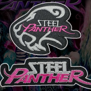 Peut inclure: Deux écussons brodés avec le nom du groupe "Steel Panther". L'un est de forme stylisée avec des accents blancs et roses, l'autre est rectangulaire avec le nom du groupe en blanc et rose.