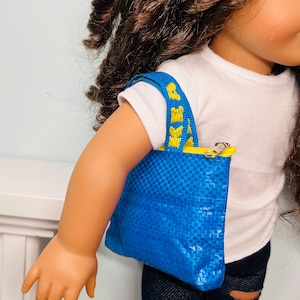 Könnte beinhalten: Eine blaue und gelbe Einkaufstasche mit dem Text "IKEA" auf den Henkeln. Die Tasche ist aus gewebtem Material und hat einen Reißverschluss.