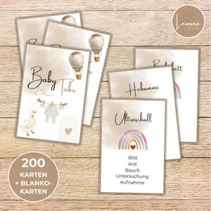 Könnte beinhalten: Ein Set aus rechteckigen Karten mit Aquarellillustrationen von Heißluftballons, einer Gans, Babykleidung auf einer Wäscheleine und Regenbögen. Die Karten enthalten deutschen Text wie Baby Tabu, Hebamme und Ultraschall sowie das Logo von Leonina Artistic Stationery.