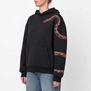 Moletom com Capuz Estampado à Mão com Cobra em Técnica de Descoloração – Design Realista de Python para Moda Urbana