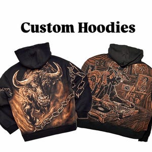 Könnte beinhalten: Zwei schwarze, individuelle Hoodies mit einzigartigen Designs. Einer zeigt einen Bullen mit einer Kette, der andere einen DJ an einem Plattenspieler. Der Text "Custom Hoodies" steht oben.