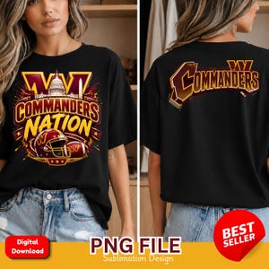 Może przedstawiać: Czarny t-shirt z grafiką przedstawiającą napis Commanders Nation, kask do futbolu amerykańskiego, piłkę oraz budynek Kapitolu USA. Z tyłu koszulki znajduje się słowo Commanders napisane dużą, stylizowaną czcionką w kolorze złotym i bordowym.
