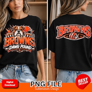 Puede incluir: Una camiseta negra con un gráfico de un bulldog con casco de fútbol americano, el texto BROWNS DAWG POUND y detalles en naranja en la parte delantera. La parte trasera de la camiseta muestra el texto BROWNS en letras grandes naranjas con garras.