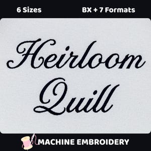 Peut inclure: Un motif de broderie machine numérique présentant le texte cursif noir Heirloom Quill centré sur un fond gris clair. Les coins supérieurs affichent 6 Sizes et BX + 7 Formats, tandis que le bas inclut une icône de bobine et du texte.