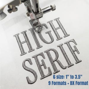 Pode incluir: Close-up de uma máquina de bordar a bordar as palavras "HIGH SERIF" com fio cinzento sobre tecido branco. O texto abaixo diz "6 tamanhos: 2,5 cm a 8,9 cm" e "9 Formatos + Formato BX". A agulha da máquina é visível.