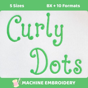 Puede incluir: Fuente de bordado a máquina verde brillante con el texto Curly Dots. El diseño incluye 5 tamaños y 10 formatos. Las letras tienen un estilo rizado distintivo con terminales circulares sobre un fondo blanco, archivo de bordado digital.