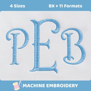 以下が含まれることがあります： ライトブルーの筆記体セリフフォントで描かれたP、E、Bの文字を含むミシン刺繍デザイン。上部に「4 Sizes」と「BX + 11 Formats」、下部に「MACHINE EMBROIDERY」というテキストと糸巻きのアイコンが表示されています。